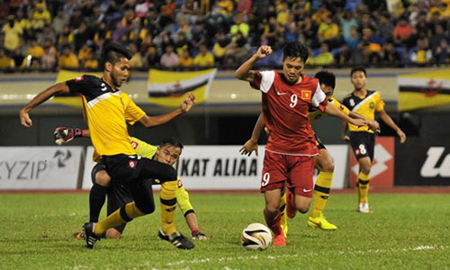 Văn Toàn (9) uy hiếp khung thành đội Brunei.